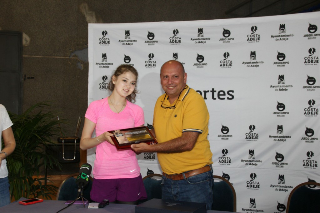 La campeona mundial de Gimnasia, Alina Maksymenko, imparte un clinic en el Pabellón de El Galeón para más de 100 gimnastas