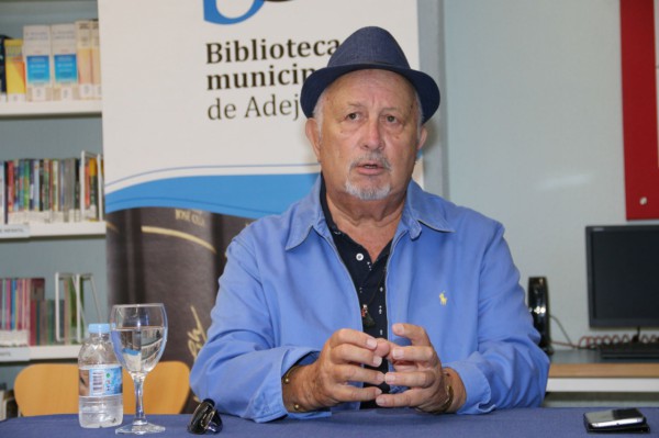 El escritor Albero Omar Walls presentó en la Universidad de Verano de Adeje su última novela
