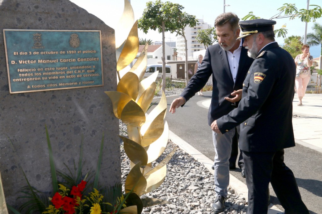 Adeje rinde homenaje a los policías caídos en acto de servicio