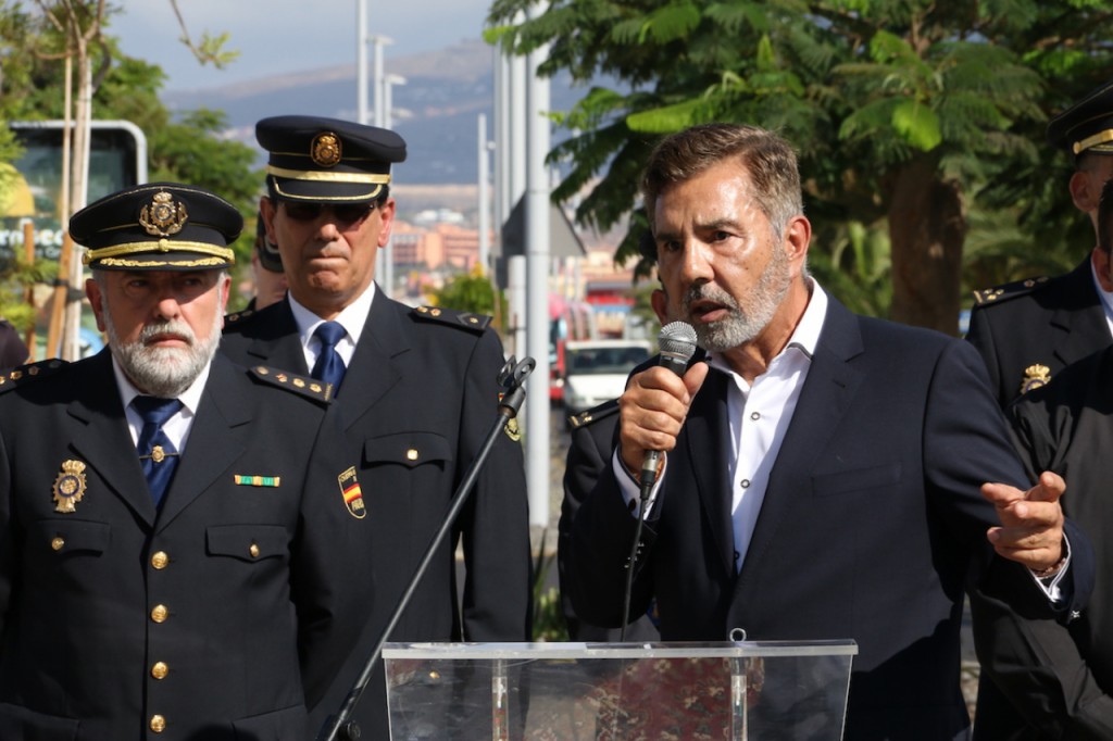 Adeje rinde homenaje a los policías caídos en acto de servicio