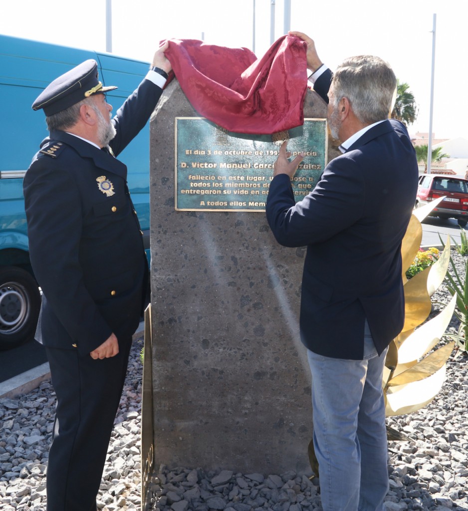 Adeje rinde homenaje a los policías caídos en acto de servicio
