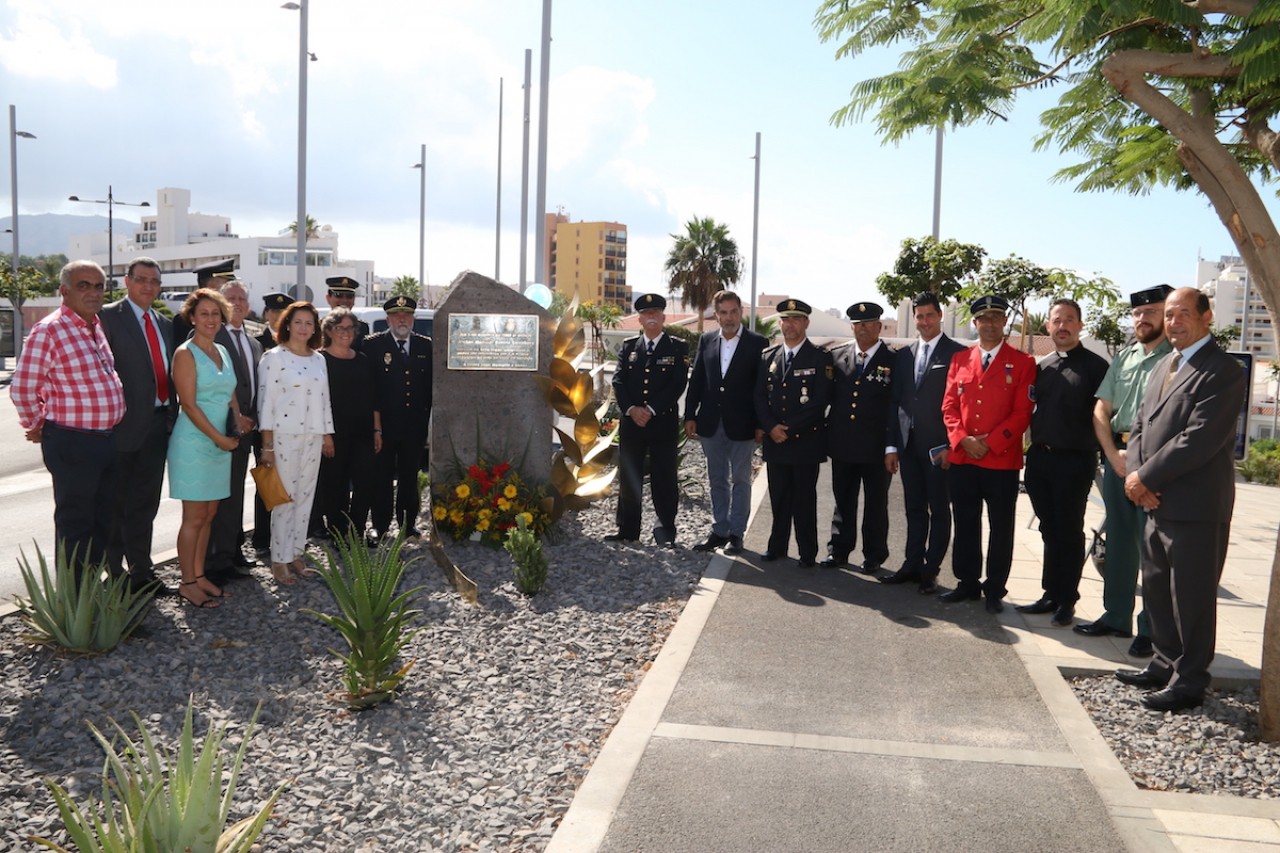 Adeje rinde homenaje a los policías caídos en acto de servicio