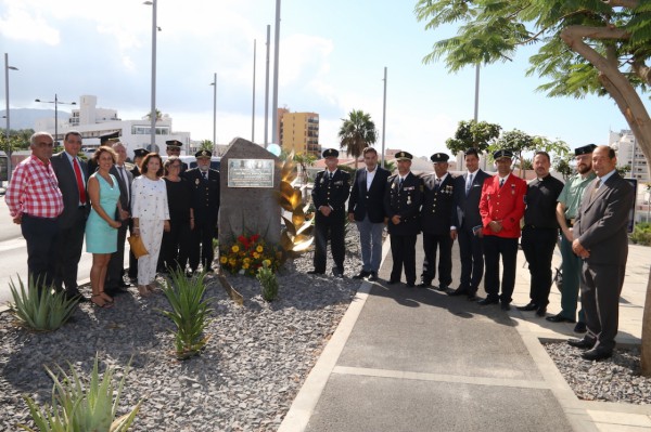  Adeje rinde homenaje a los policías caídos en acto de servicio