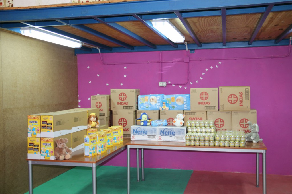 La Comisión de Fiestas de La Caleta hace entrega de un lote por valor de 1000 euros al Banco de Alimentos de Adeje
