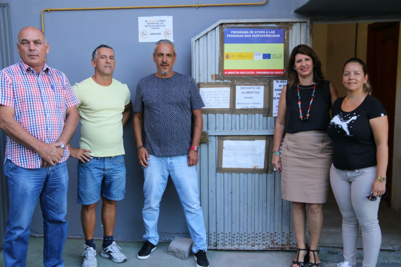 La Comisión de Fiestas de La Caleta hace entrega de un lote por valor de 1000 euros al Banco de Alimentos de Adeje