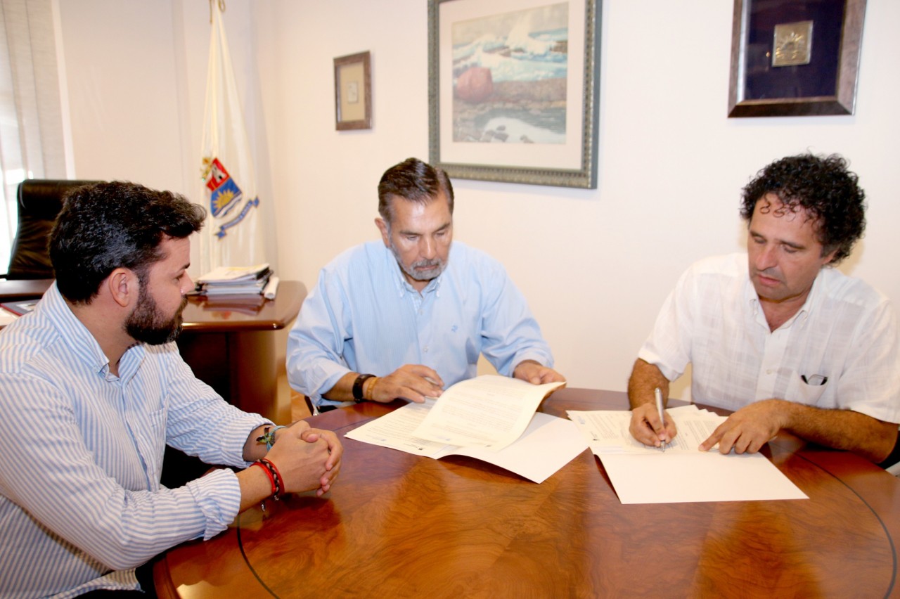 El ayuntamiento de Adeje firma un convenio con Aldeas Infantiles para desarrollar proyectos de participación