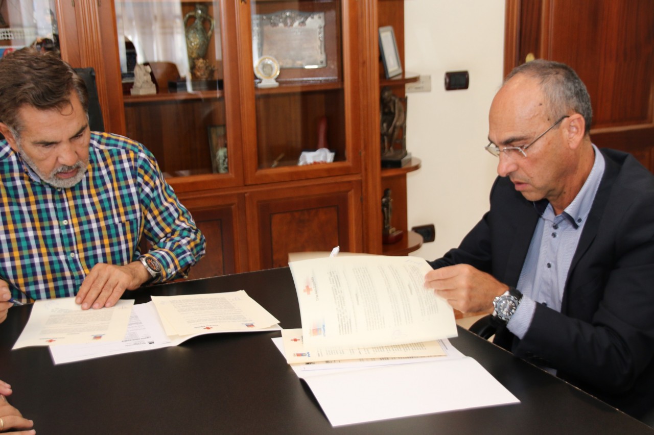 El Ayuntamiento de Adeje y Cruz Roja firman un convenio para ofrecer cursos homologados en seguridad