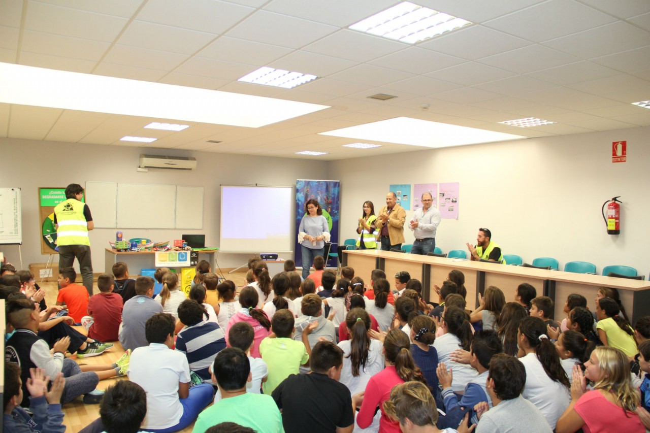 Un centenar de escolares visita las instalaciones de la empresa concesionaria de limpieza y residuos de Adeje