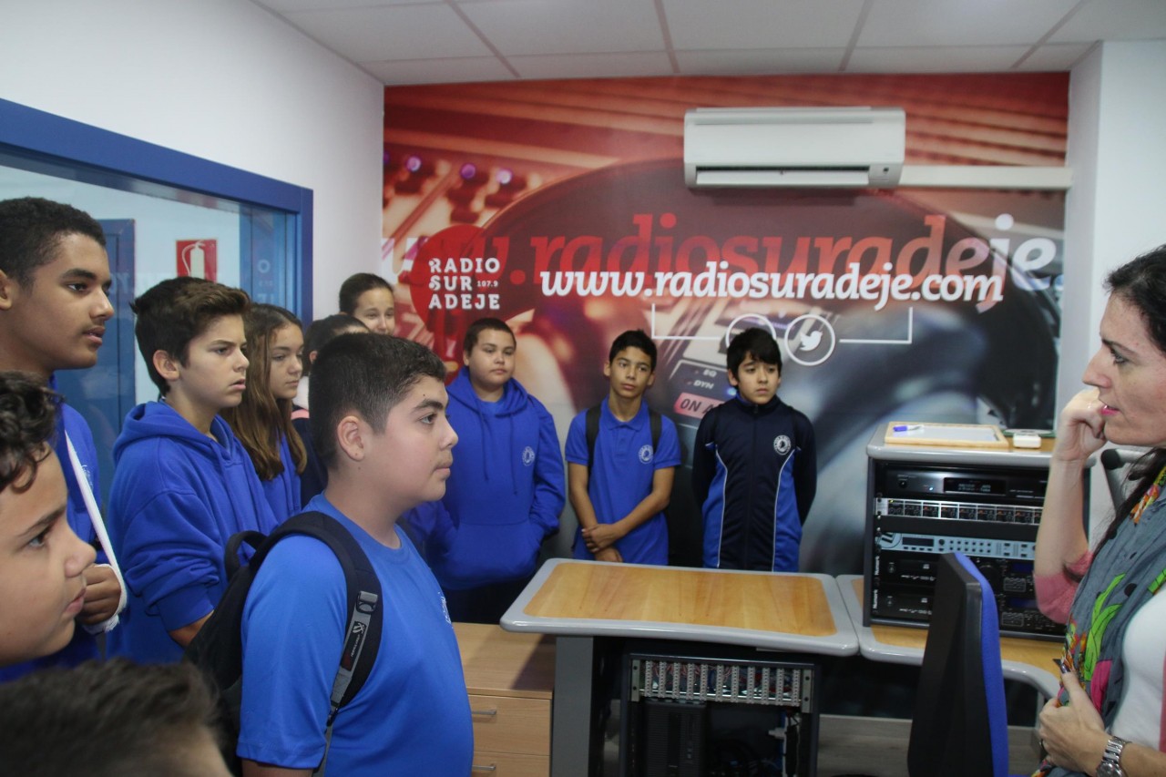 Radio Sur Adeje 107.9 FM recibe a 200 escolares del IES El Galeón