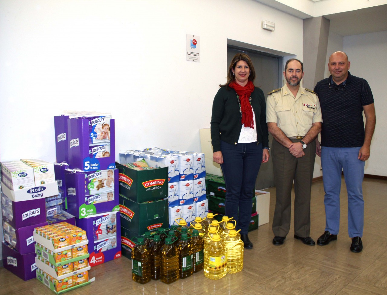 El Mando de Canarias dona alrededor de 500 kilos de productos al Ayuntamiento