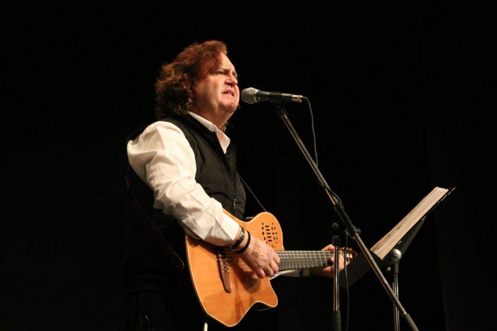 Paco Damas trae hasta Adeje el concierto didáctico ''Por la Paz''
