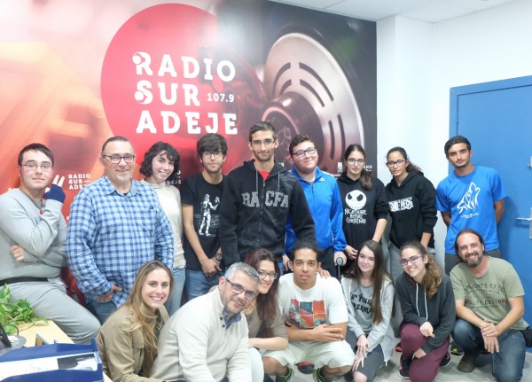  Una docena de jóvenes visita Radio Sur Adeje 107.9 FM