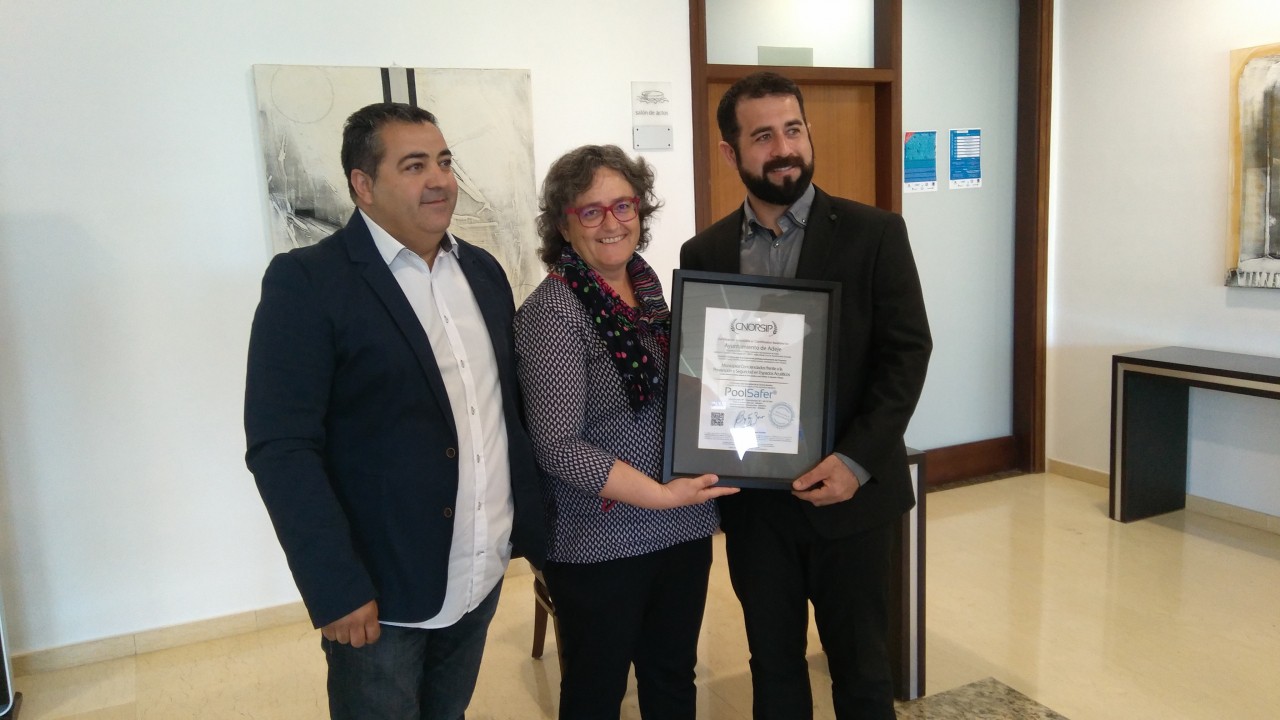 Adeje recibe el certificado de municipio concienciado con la prevención y seguridad en espacios marítimos de CNorsip