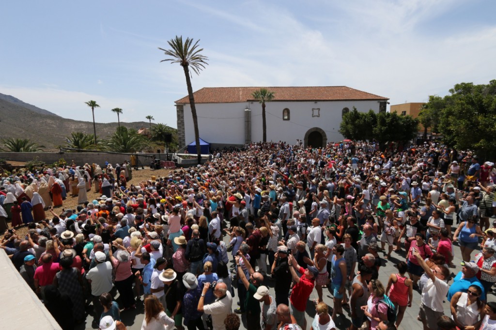 Miles de personas asisten en directo a la Representación de La Pasión en Adeje