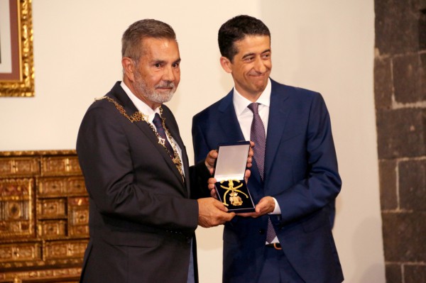 El Ayuntamiento concede la Medalla de Oro de la Villa al IES Adeje