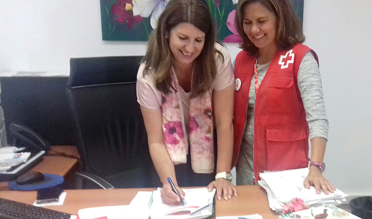 El ayuntamiento de Adeje se adhiere al manifiesto "La maleta que más pesa" de Cruz Roja