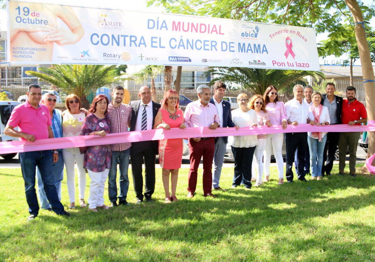 Adeje y Arona apoyan la campaña de lazos rosa "por un mundo sin cáncer"