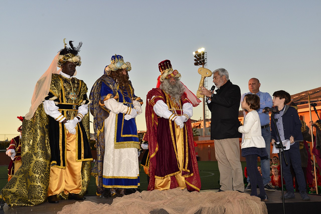 Tres mil personas abarrotan el campo de fútbol para recibir a los Reyes Magos de Oriente