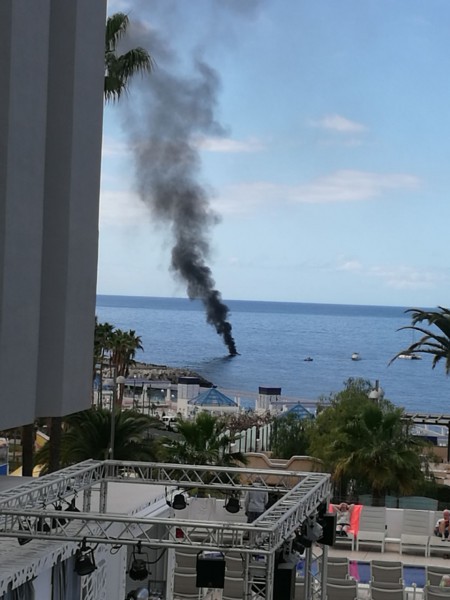 La Policía Local de Adeje activa el operativo tras la explosión de una embarcación en Puerto Colón 