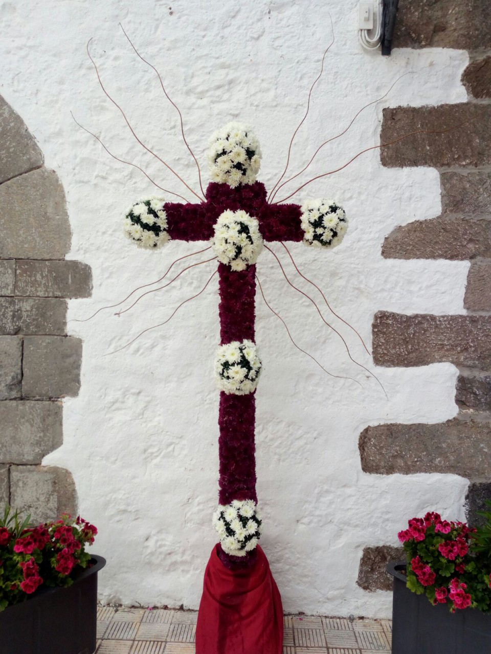  La ciudadanía se vuelca en la elaboración de las cruces de mayo