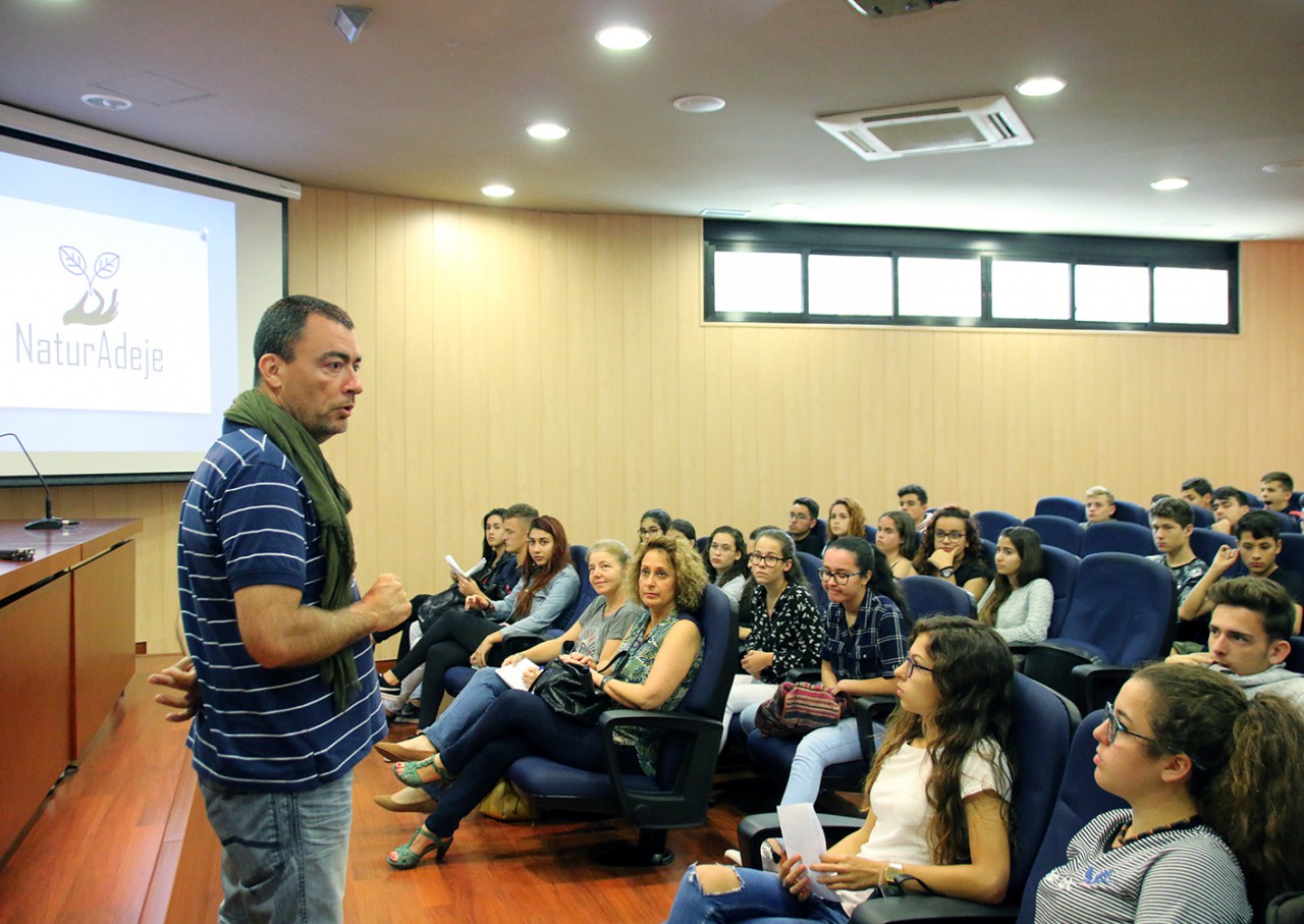 El IES Adeje presenta un proyecto medioambiental sobre la flora del municipio