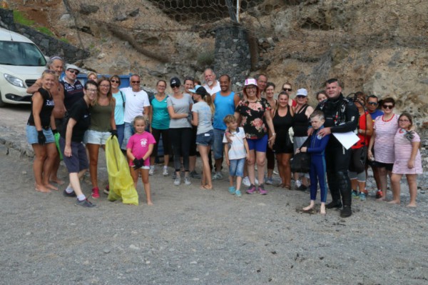   La vecindad de Callao Salvaje se une en la limpieza de la playa 