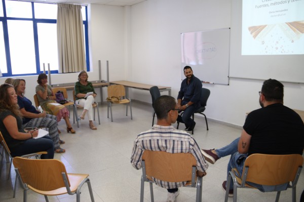 La Universidad de Verano de Adeje ofreció nociones sobre lengua de signos y aprendizaje cooperativo en uno de sus talleres de tarde