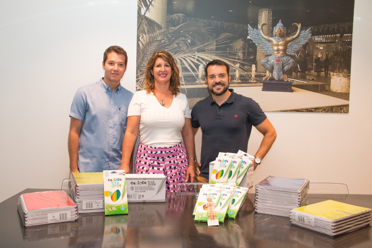 Siam Mall dona el material escolar recaudado para las familias desfavorecidas de Adeje