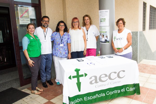 La ciudadanía adejera firma para solicitar mayores recursos para la investigación contra el cáncer