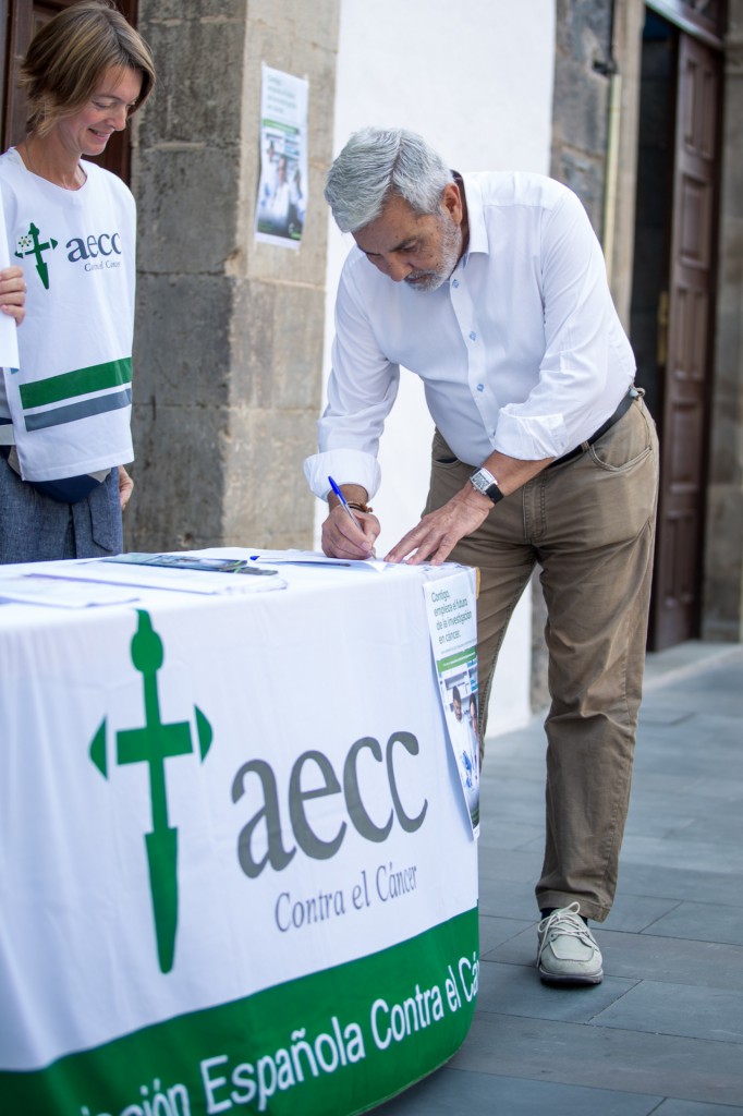 La ciudadanía adejera firma para solicitar mayores recursos para la investigación contra el cáncer