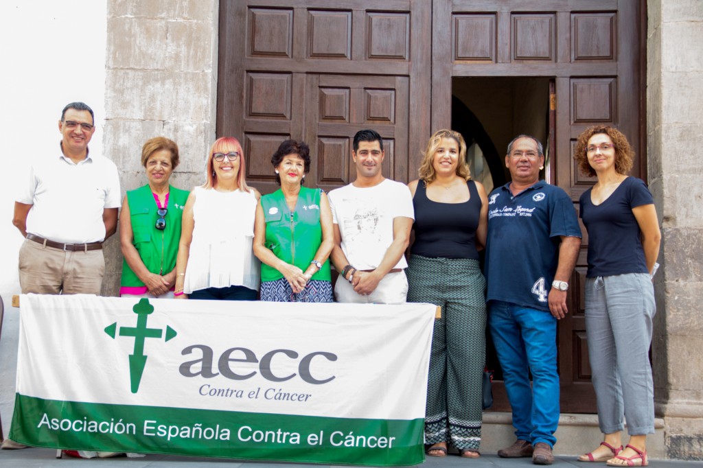 La ciudadanía adejera firma para solicitar mayores recursos para la investigación contra el cáncer