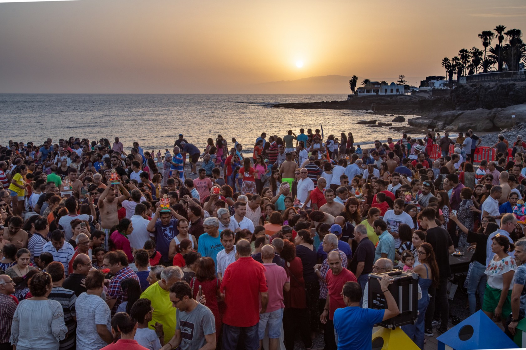 La playa de La Enramada acoge la tradicional ofrenda india a la deidad Ganesha