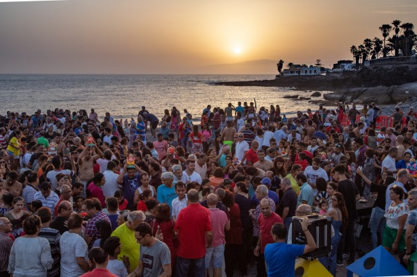 La playa de La Enramada acoge la tradicional ofrenda india a la deidad Ganesha