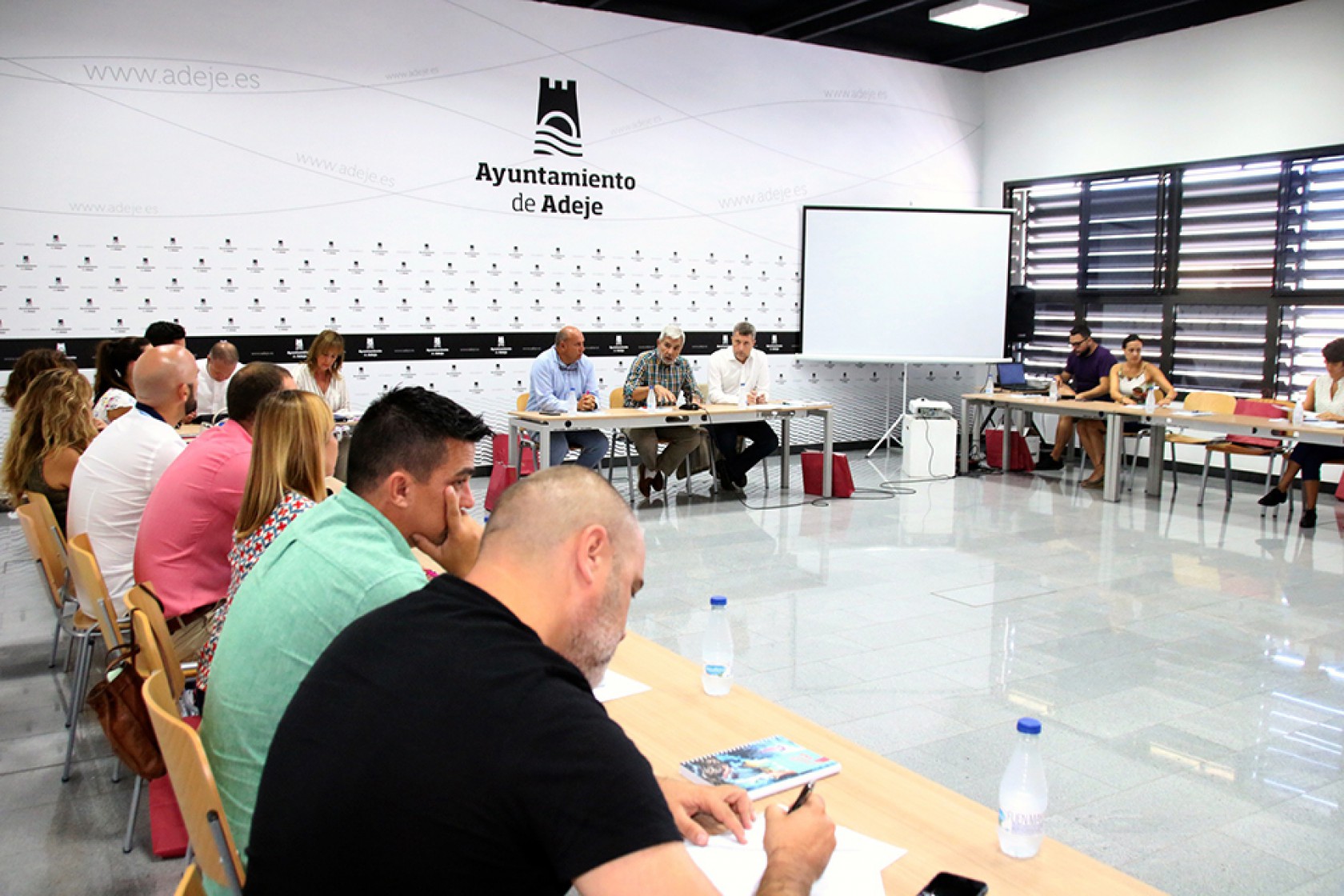 Rodríguez Fraga explica en la Mesa Insular el papel fundamental que ha jugado la cultura en el desarrollo de Adeje