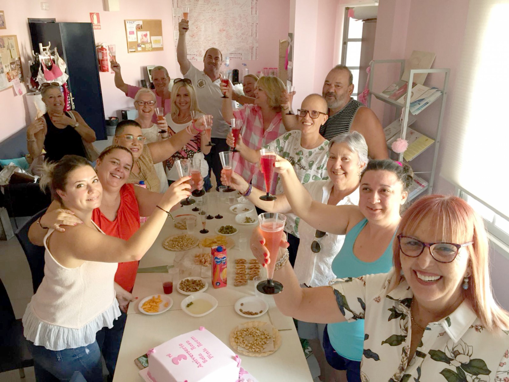 La Sala Rosa de Adeje cumple su tercer aniversario ayudando a personas con cáncer de mama