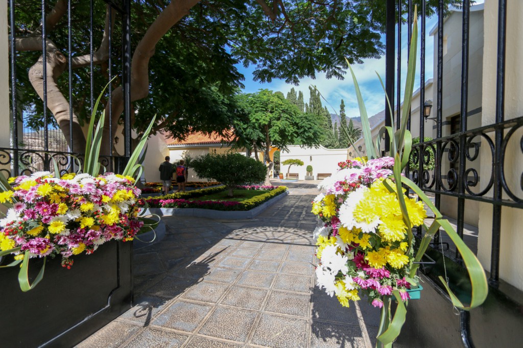 El Cementerio de Adeje luce sus mejores flores con motivo del "Día de Todos los Santos y Fieles Difuntos"