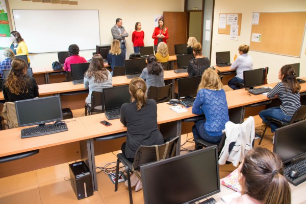 Una quincena de mujeres se forma en un programa pionero en España para trabajar desde casa en asistencia virtual