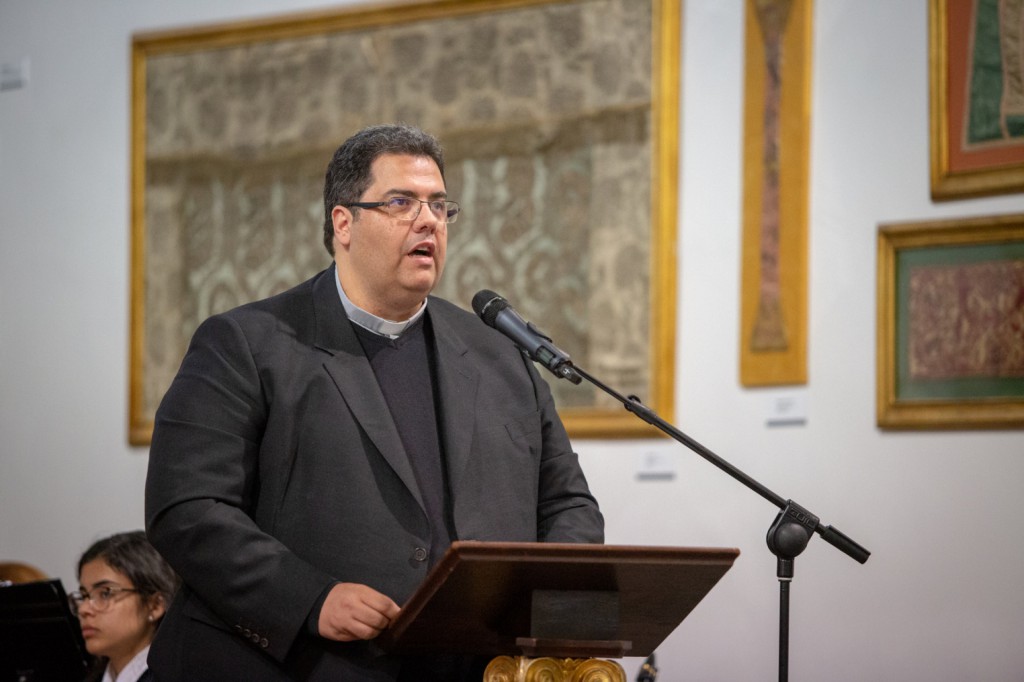 El pregón "Exaltación de la Semana Santa adejera" recorre la historia y evolución de la fe de un pueblo