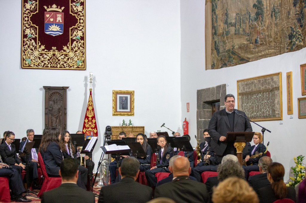 El pregón "Exaltación de la Semana Santa adejera" recorre la historia y evolución de la fe de un pueblo