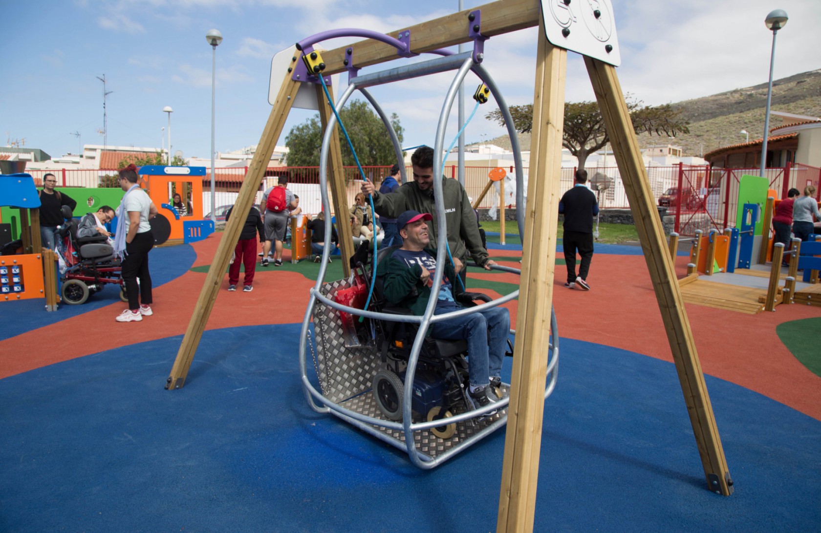 El alumnado del Centro de Atención a la Diversidad visita el parque inclusivo de Las Torres