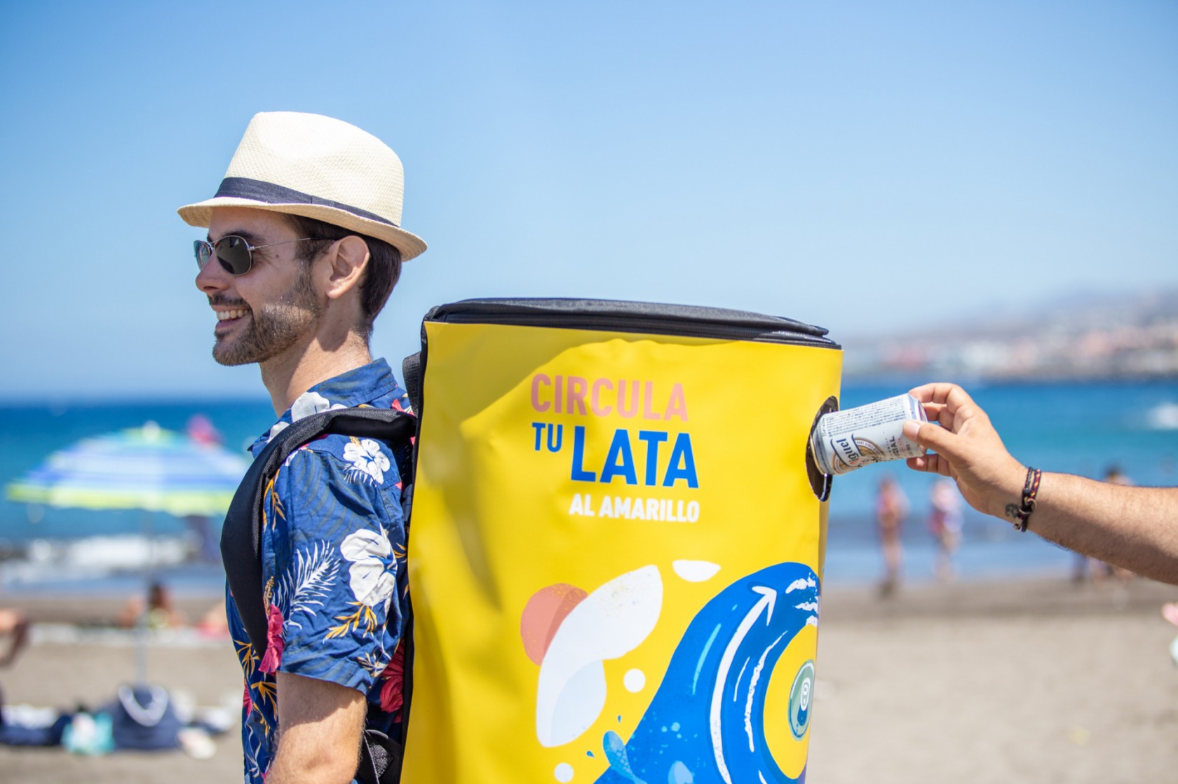 La campaña ''Circula tu lata'' llega a la Playa de Troya de Adeje
