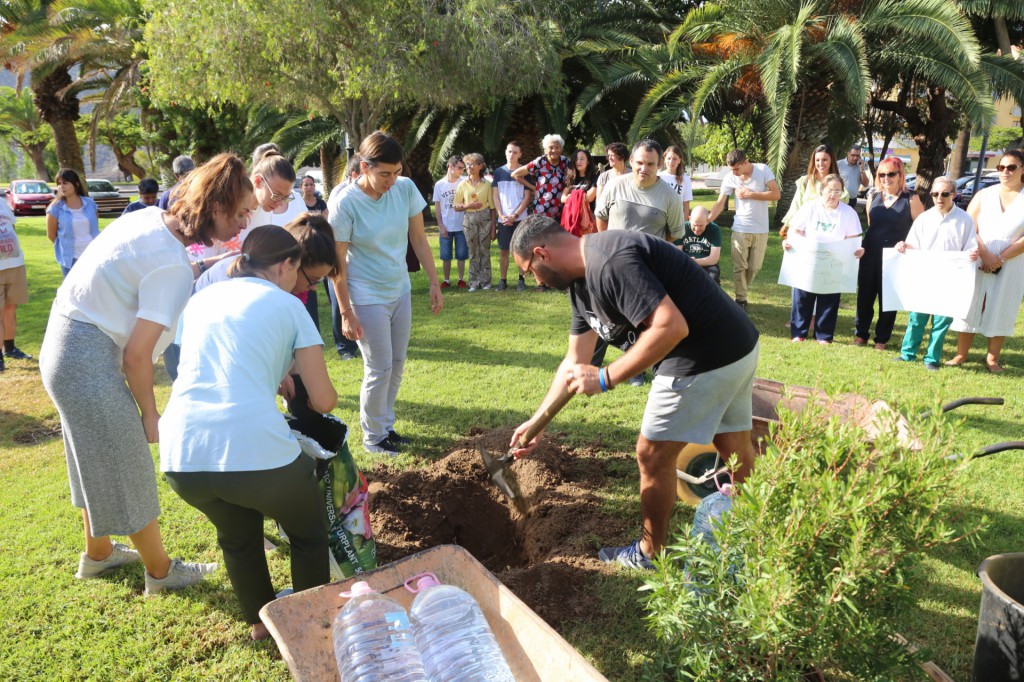 La Asociación San Juan planta un árbol como símbolo por la lucha contra el cambio climático
