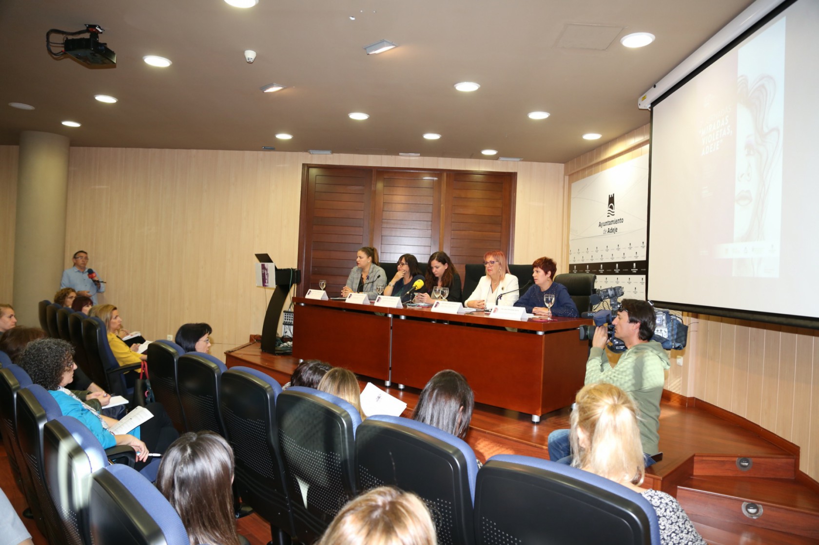 Los puntos de encuentro centran el debate inaugural de las segundas jornadas "Miradas Violeta"