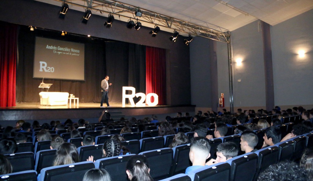 La concejalía de Juventud adejera presenta el proyecto "Recréate 2020"