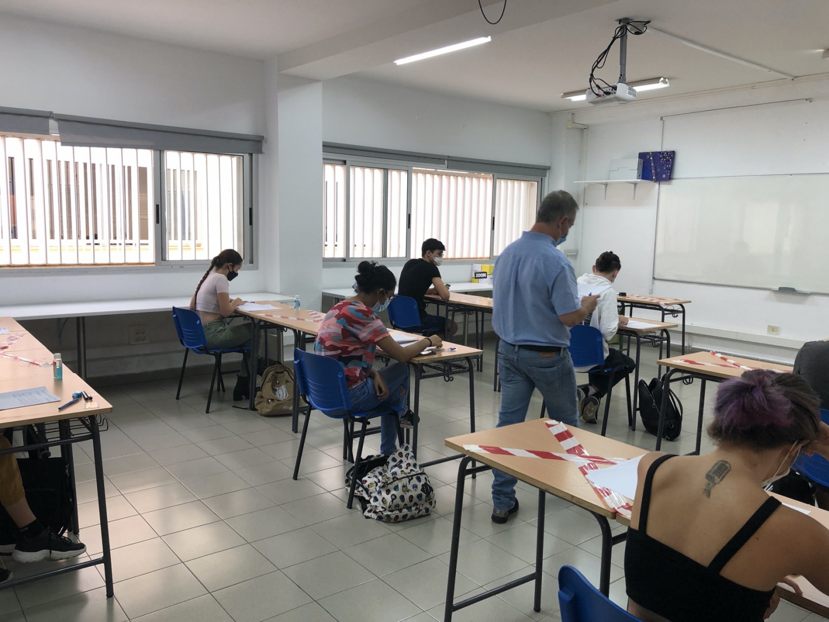 Alrededor de 900 estudiantes realizan la EBAU en Adeje.