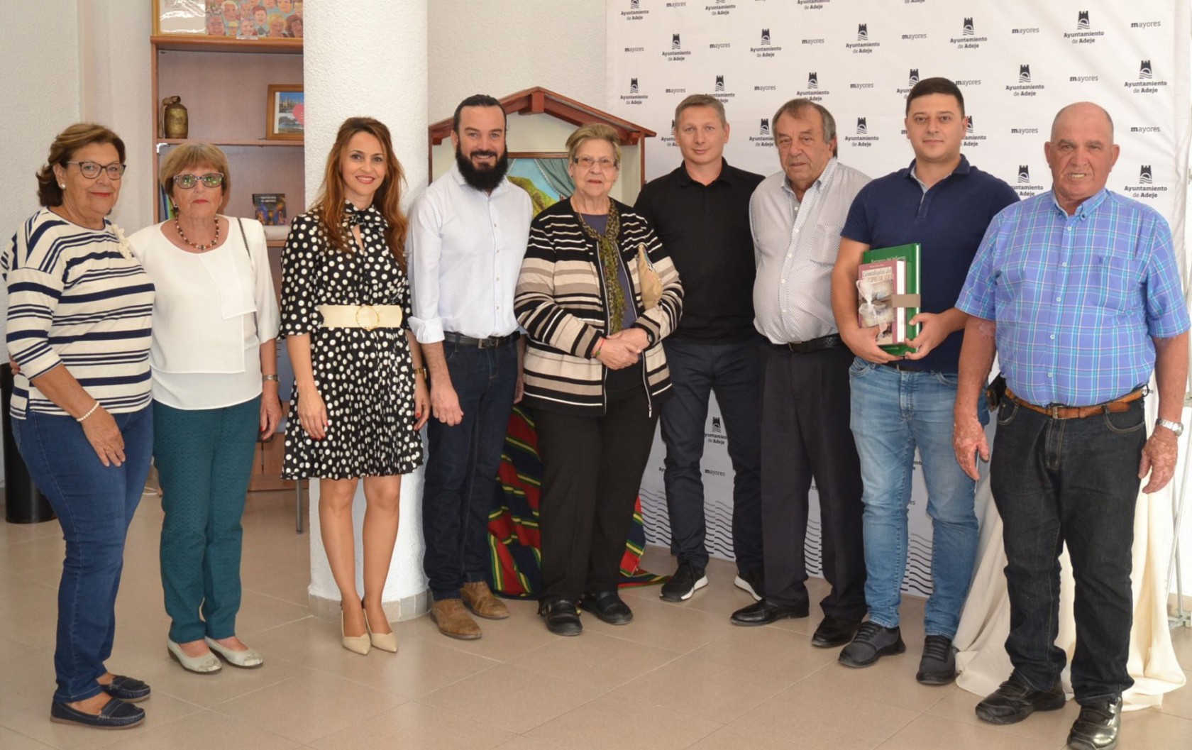 El Centro de Mayores de Adeje recibe una camilla eléctrica y un electroestimulador