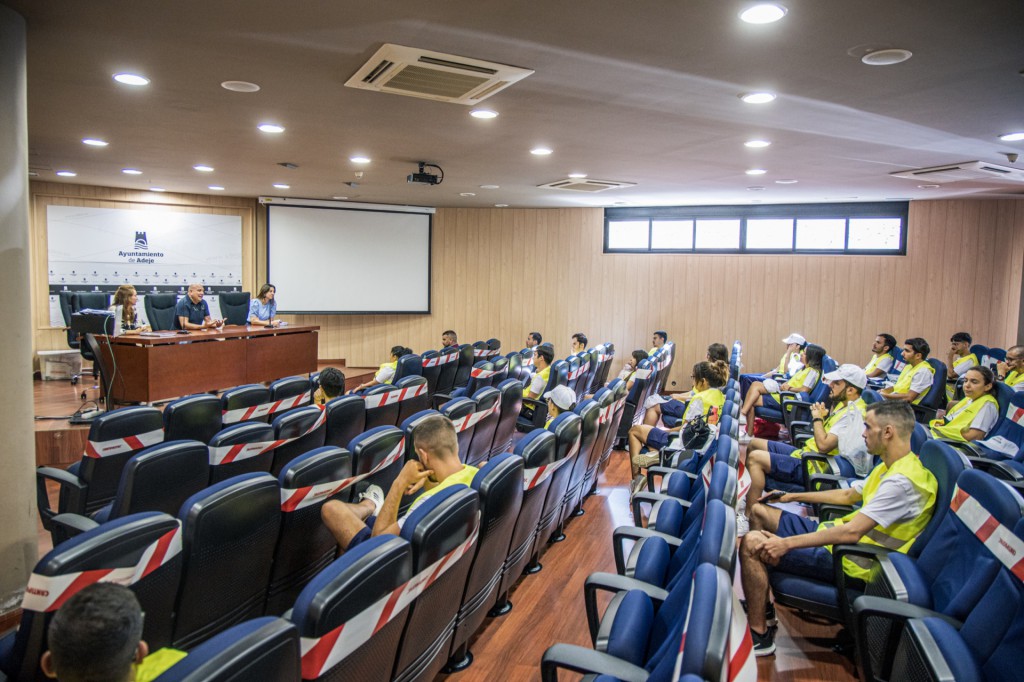 Adeje forma un equipo de agentes de sensibilización ciudadana en playas para prevenir contagios por COVID19
