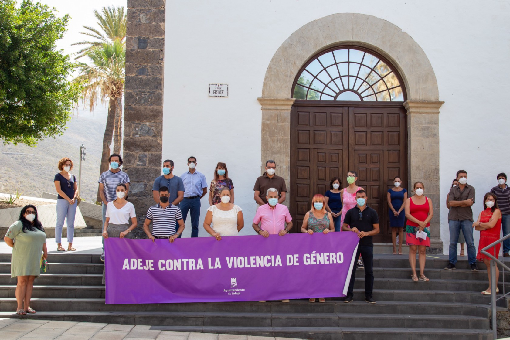 Adeje guarda un minuto de silencio en memoria de Carolina Fumero