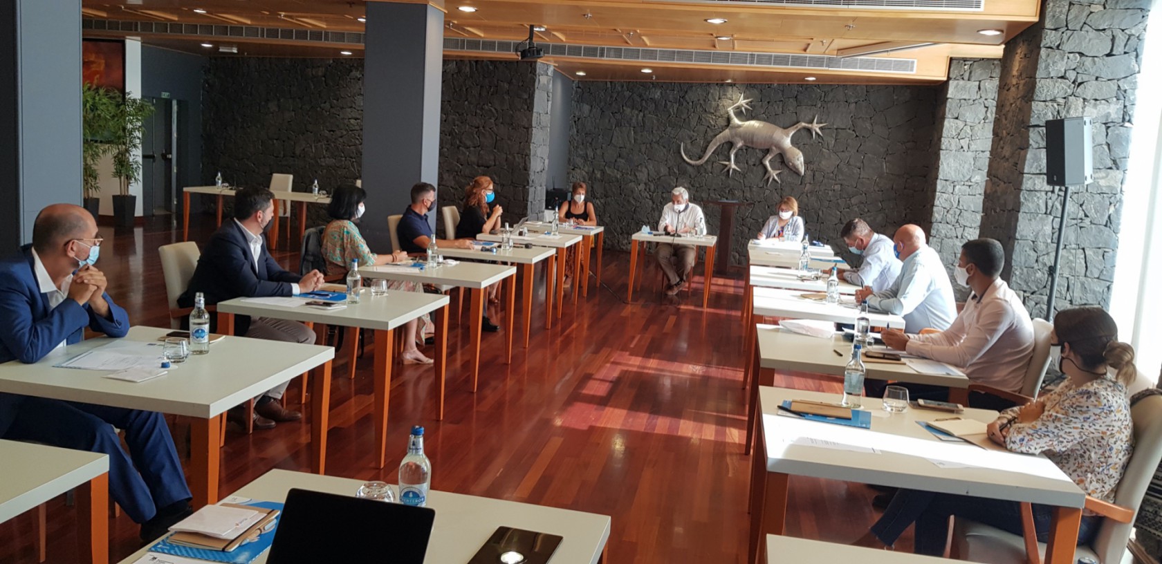 Los municipios turísticos exigen al Gobierno de Canarias "concreción" en las medidas frente a la crisis