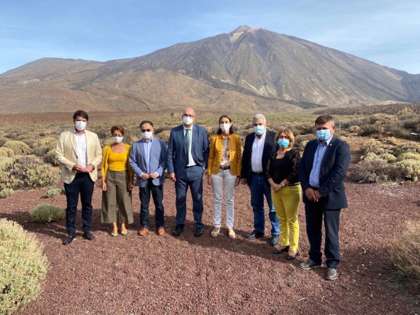 La ministra Reyes Maroto anuncia a los municipios turísticos canarios un plan específico para las islas